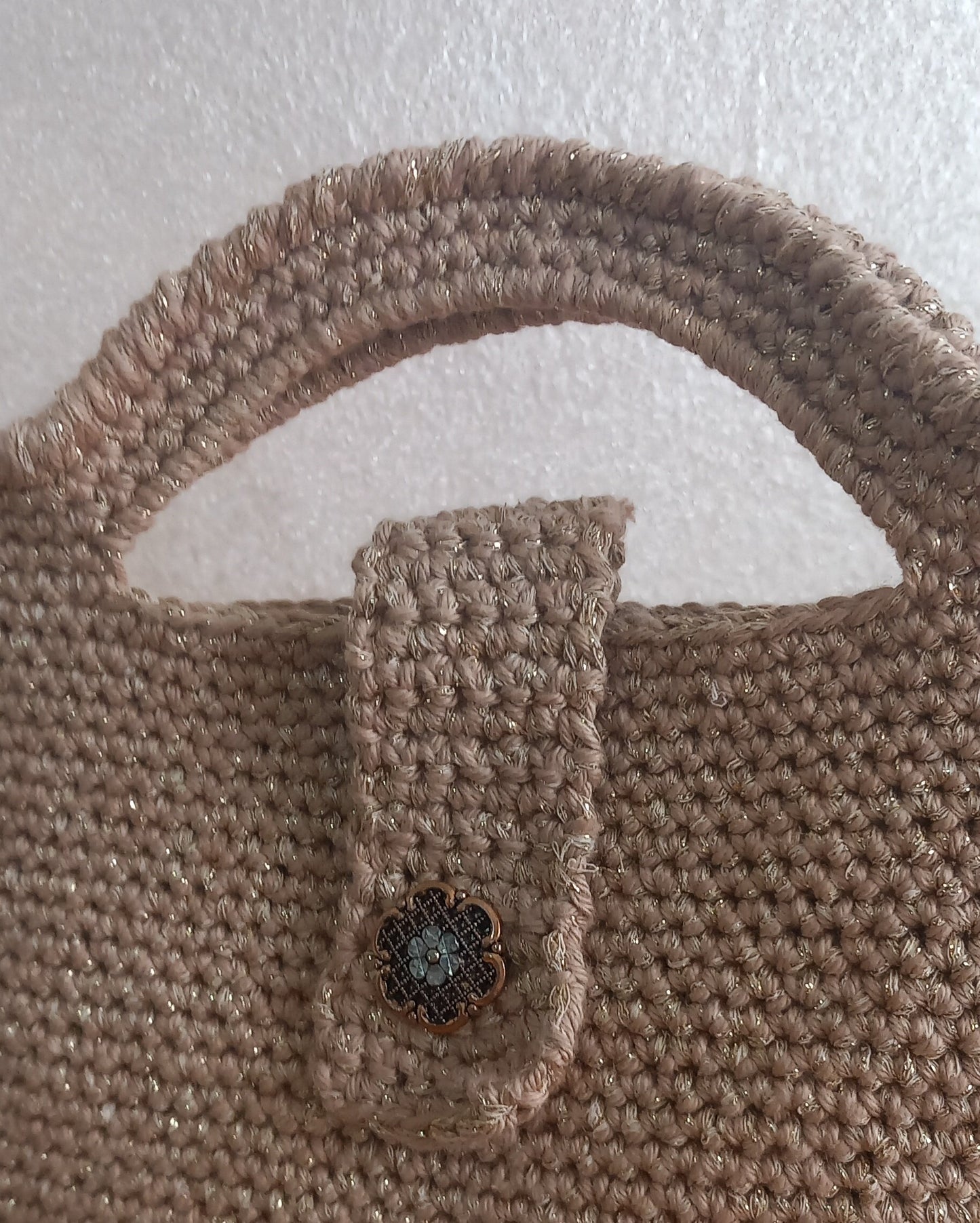 Particolare della chiusura e della lavorazione all'uncinetto della borsa mini bag stella.