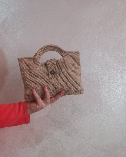Borsa all'uncinetto colore noce con lamè dorato del modello mini bag stella