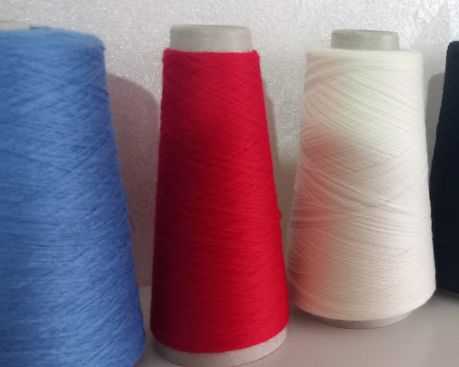 Per realizzare i maglioni il laboratorio di maglieria Marciol Valentina utilizza i filati di lana merinos. 