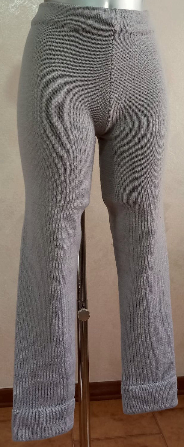 Manichino che indossa Esenziale un pantalone in maglia in lana merinocolor grigio