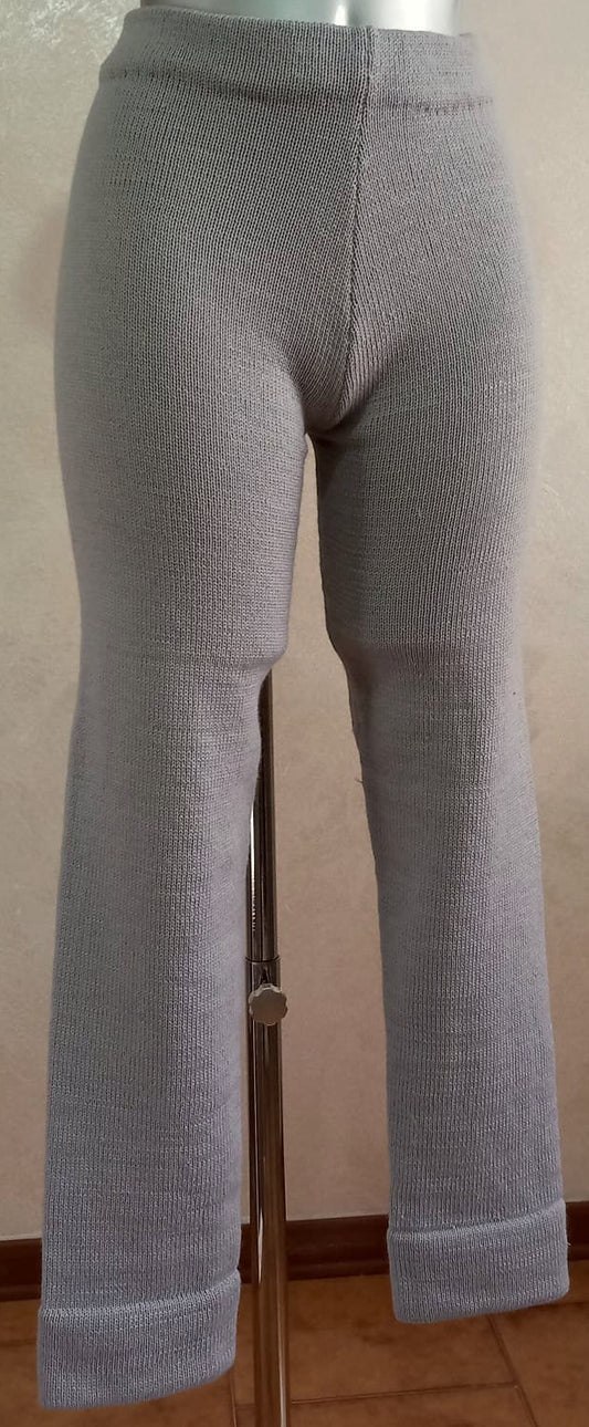 Manichino che indossa Esenziale un pantalone in maglia in lana merinocolor grigio