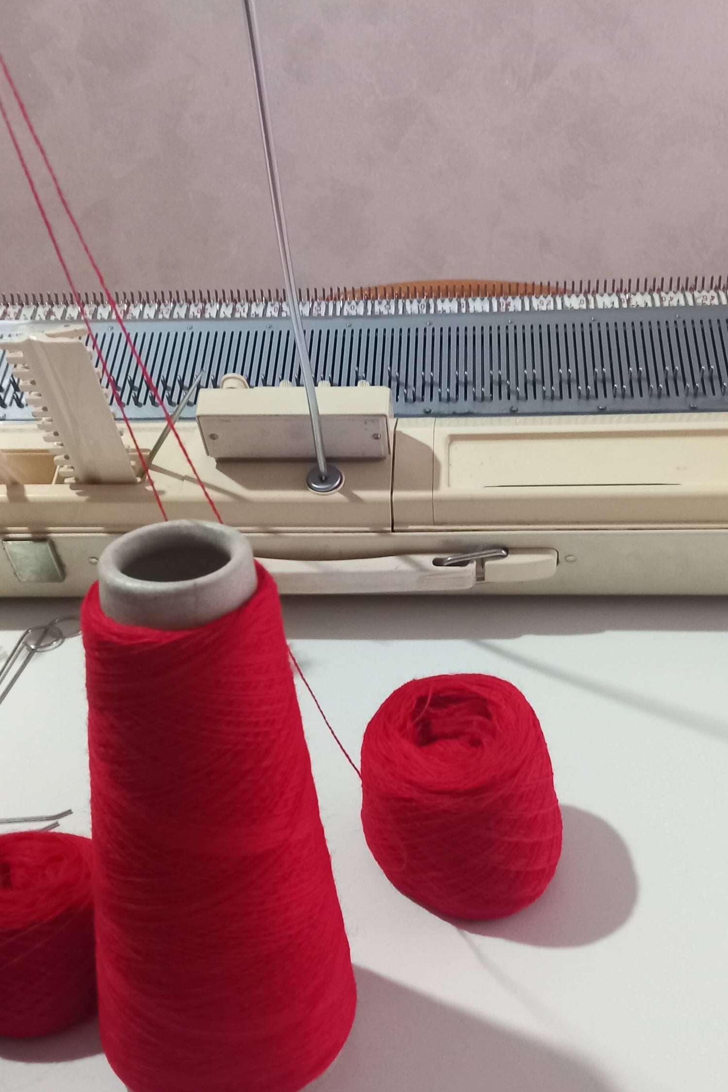 La macchina da maglieria pronta per creare un nuovo malione. 