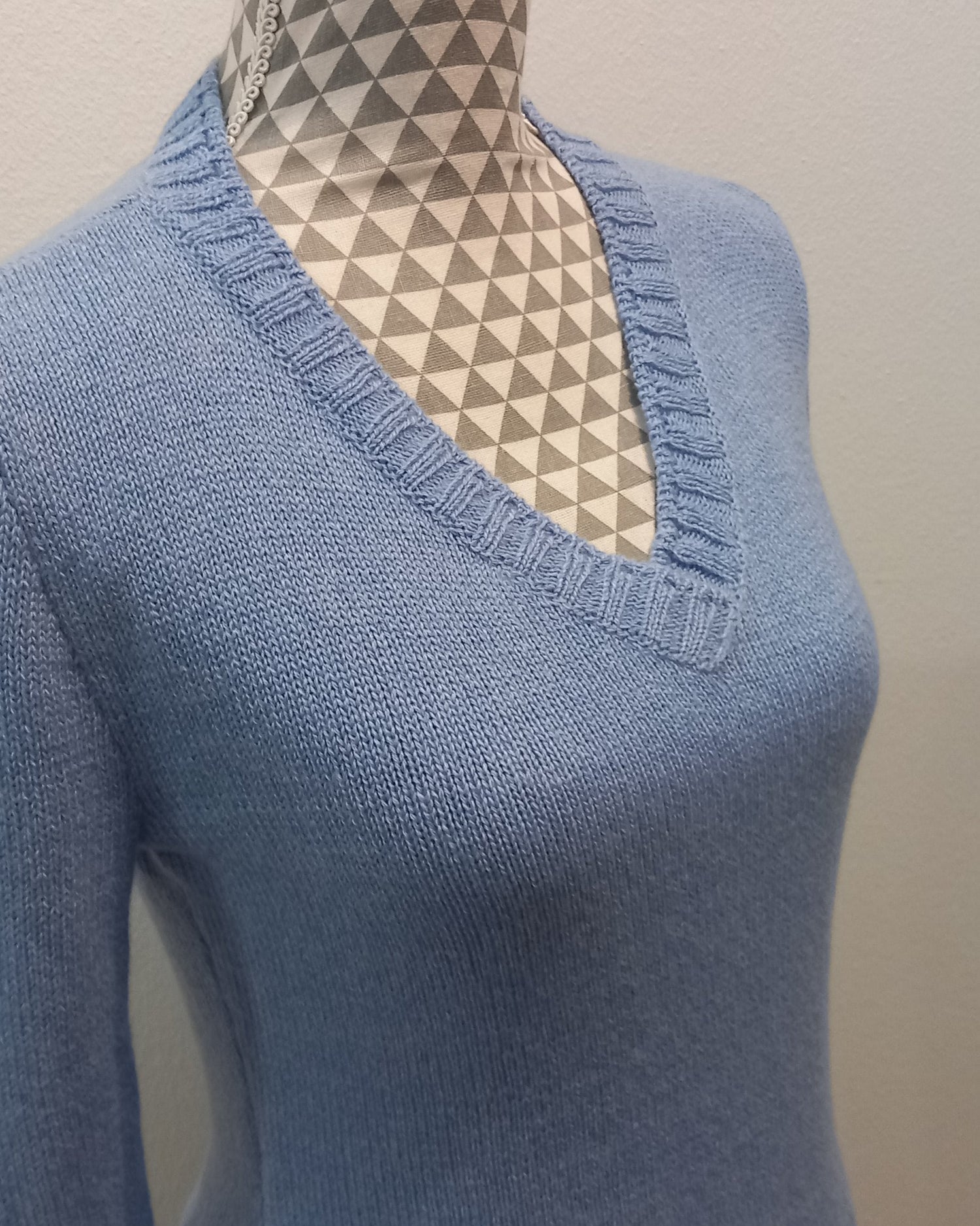 Un maglioncino a maniche lunghe in puro cashmere con scollatura a v