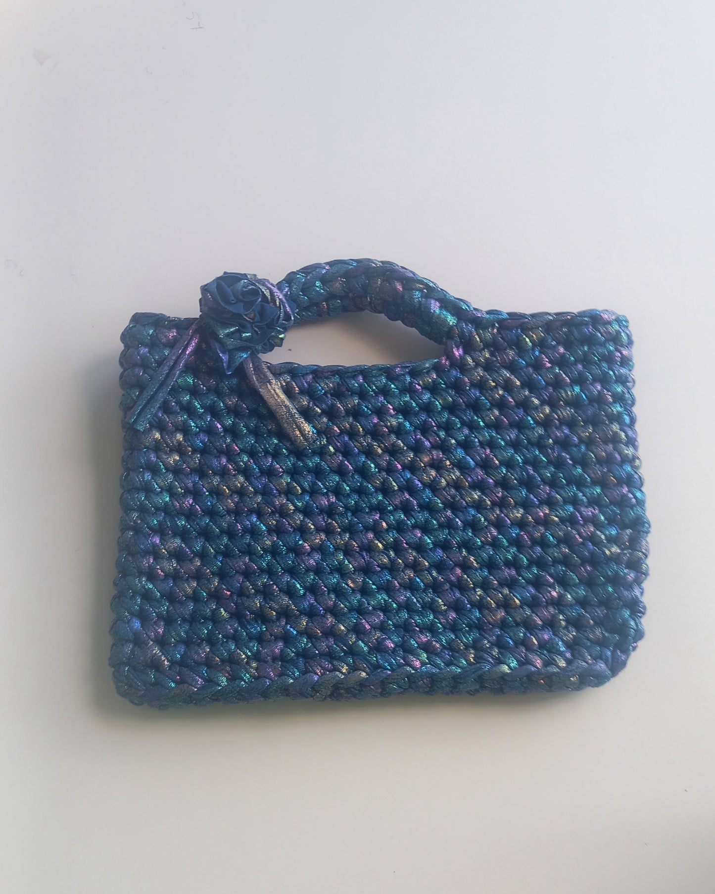 La mini bag Perla colore blue con sfondo bianco