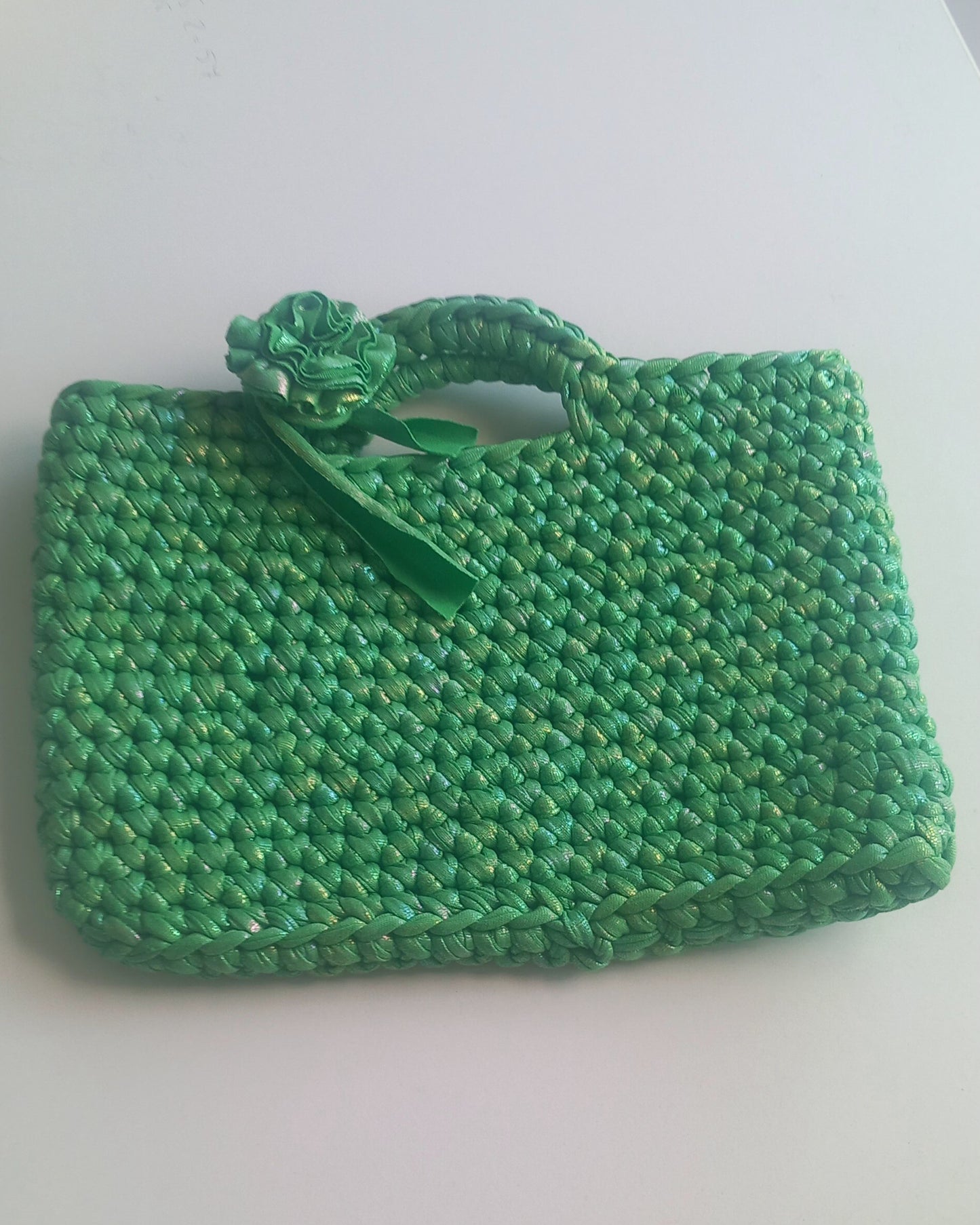 La mini bag Perla versione verde con sfondo bianco
