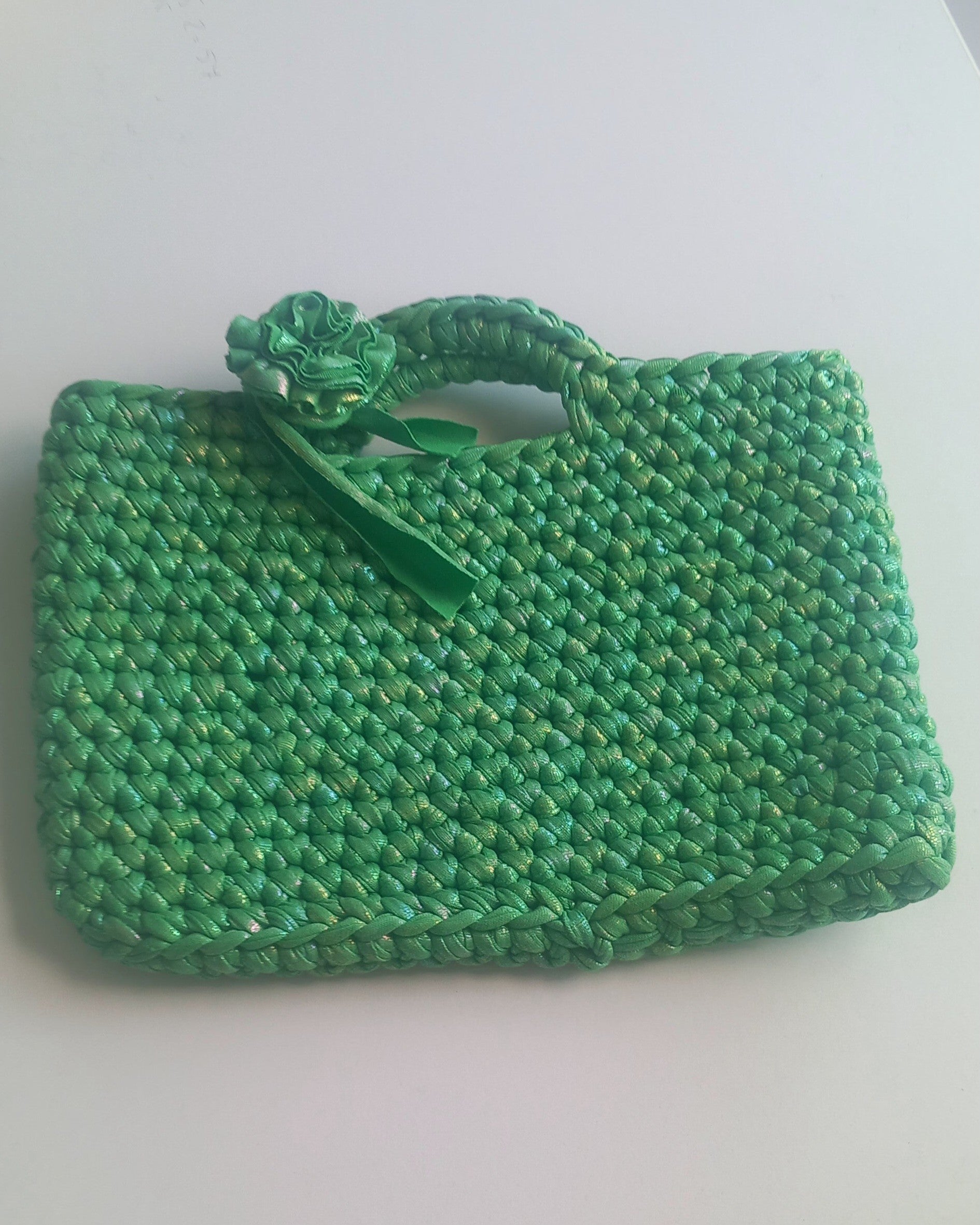 La mini bag Perla versione verde con sfondo bianco