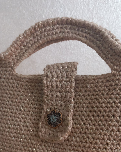 Particolare della chiusura e della lavorazione all'uncinetto della borsa mini bag stella.