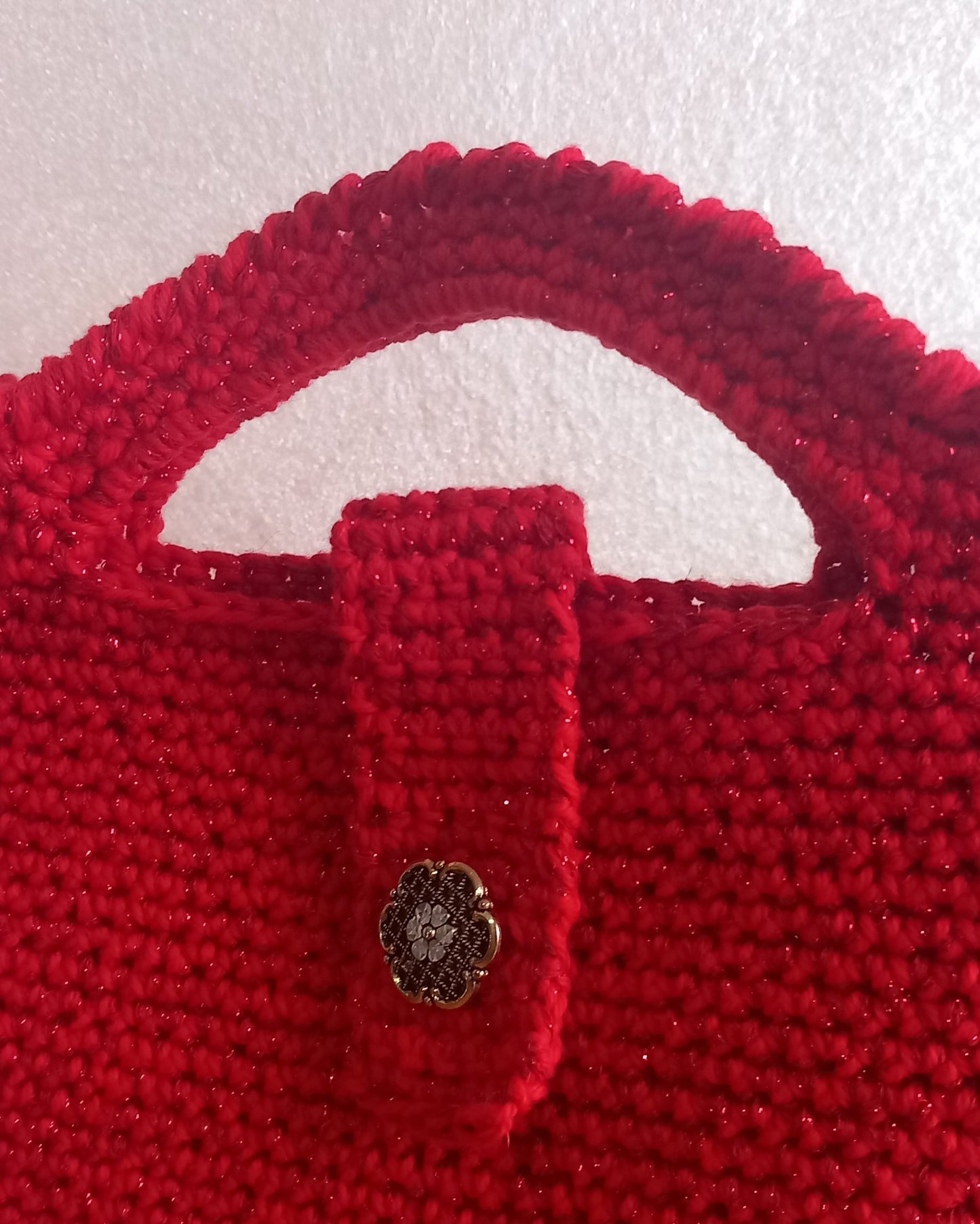 Particolare della chiusura e della lavorazione all'uncinetto della borsa mini bag stella.