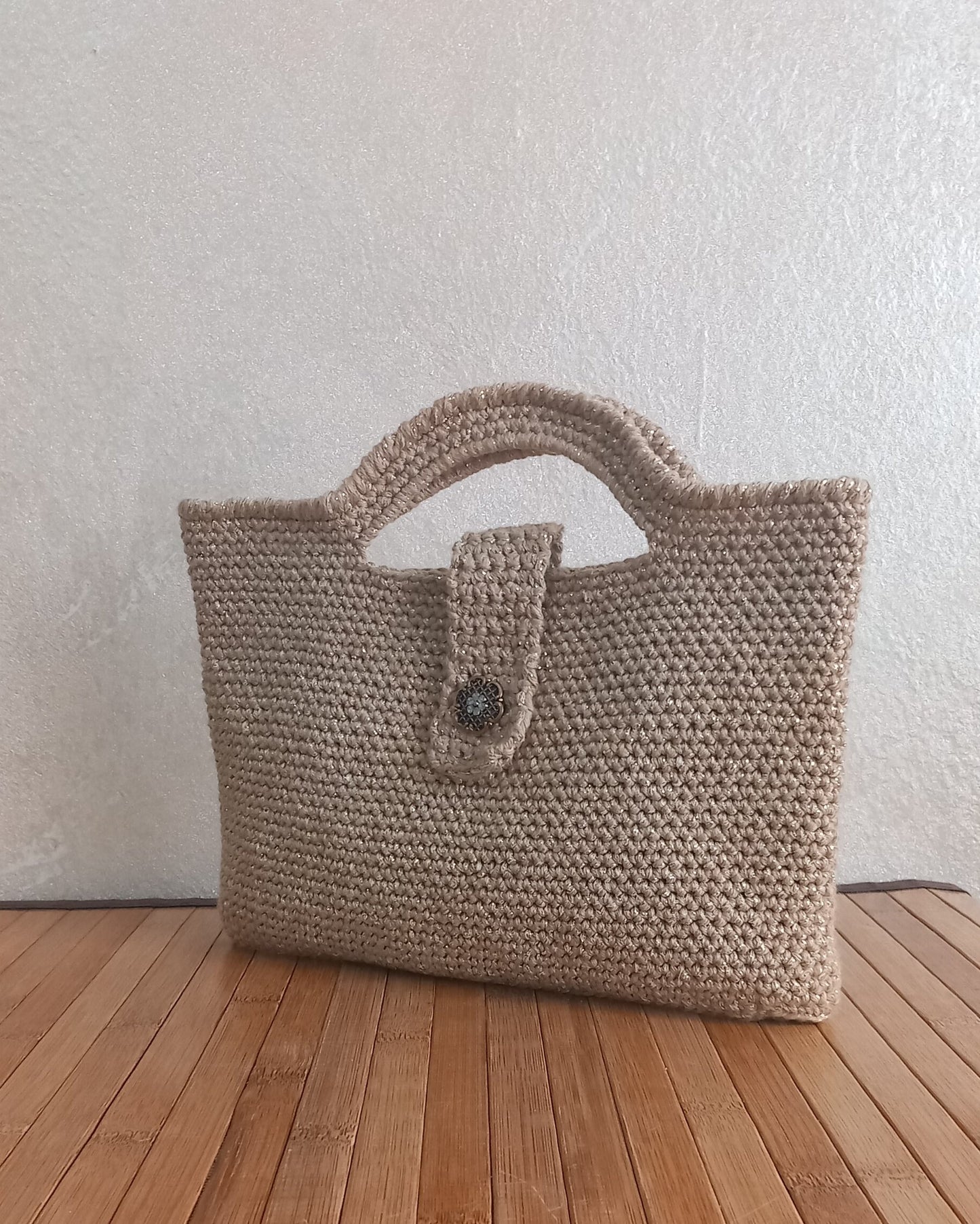 borsa artigianale mini bag stella in cotone e lamè lavorata all'uncinetto con elegante chiusura con un bottone floreale