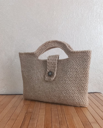 borsa artigianale mini bag stella in cotone e lamè lavorata all'uncinetto con elegante chiusura con un bottone floreale